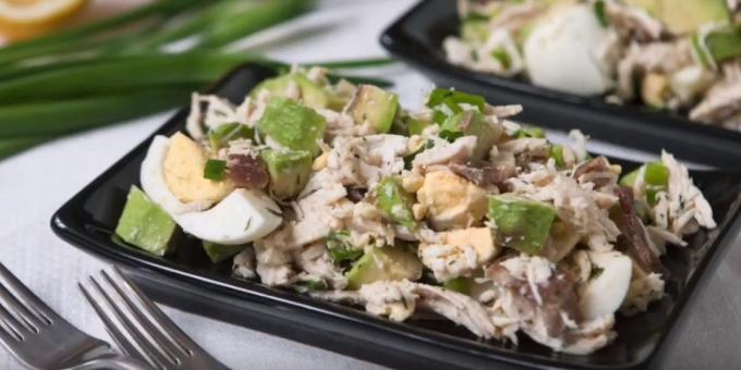 Retete: Salata cu avocado, carne de pui, ouă și șuncă
