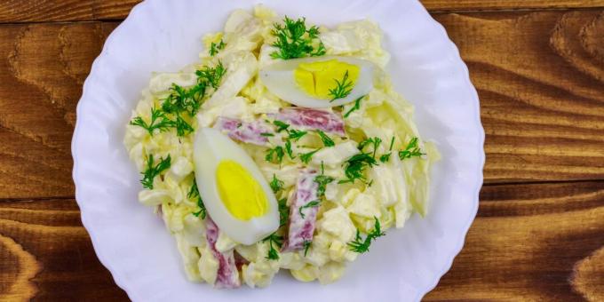Salată cu cârnați afumați, ouă și varză: o rețetă simplă
