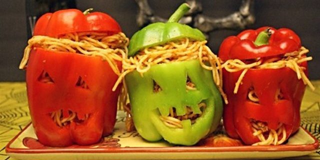 Vesela pentru Halloween: Șefi de ardei umplute cu spaghete cu carne