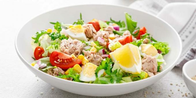 Salată cu conserva de ton, ouă și porumb