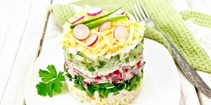 Salată cu ridichi, brânză și ouă