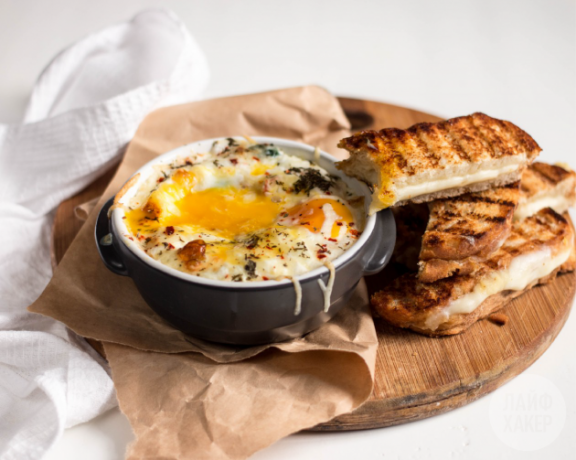 Puteți mânca ouă cu o mușcătură cu pâine prăjită sau scufundându-le într-un miez cremos