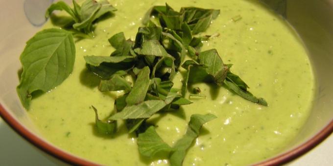 Cele mai bune rețete cu busuioc: supa de avocado cu busuioc