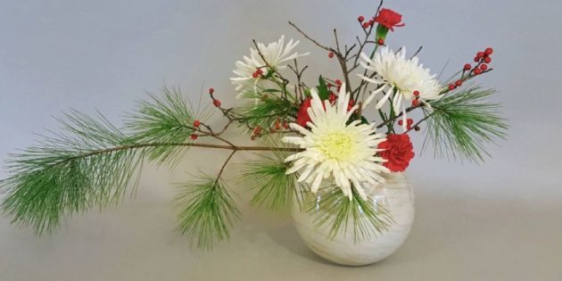 Ikebana cu ramuri de pin