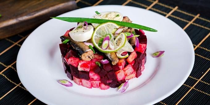 Salată cu conserve de pește, sfeclă și morcovi: o rețetă simplă 