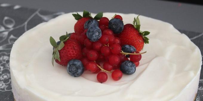 Rețete: Clatite tort cu fructe de padure