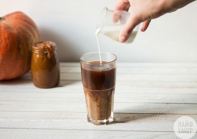 Latte de dovleac: Se toarnă cafea și lapte