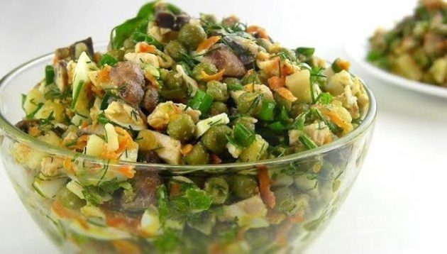 Salata cu mazăre verde, pui, ciuperci și cartofi