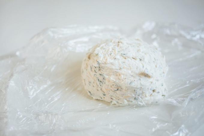 Brânză aperitiv: folie în folie de plastic