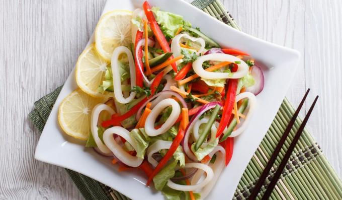 Salată simplă cu calmar și legume