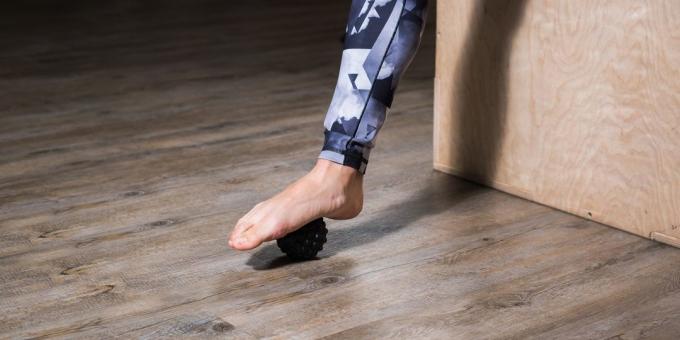Exercitii pentru picioare plate: minge masaj