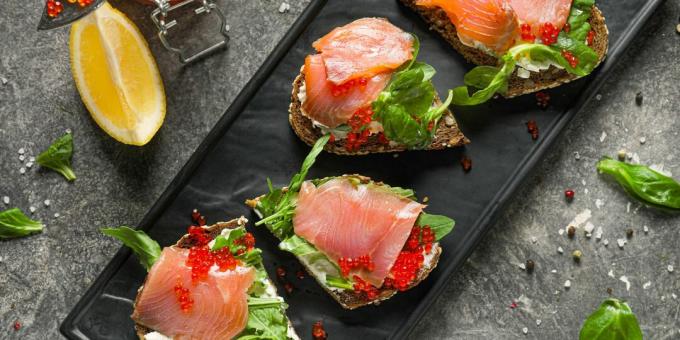 Sandvișuri cu pește roșu, brânză și caviar
