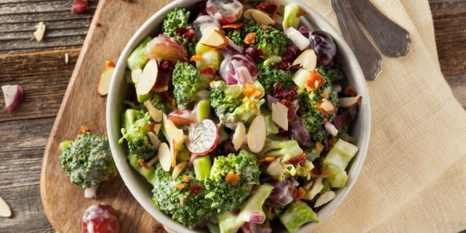 Salata de broccoli cu struguri