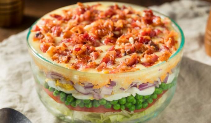 Salată cu șapte straturi de brânză și bacon