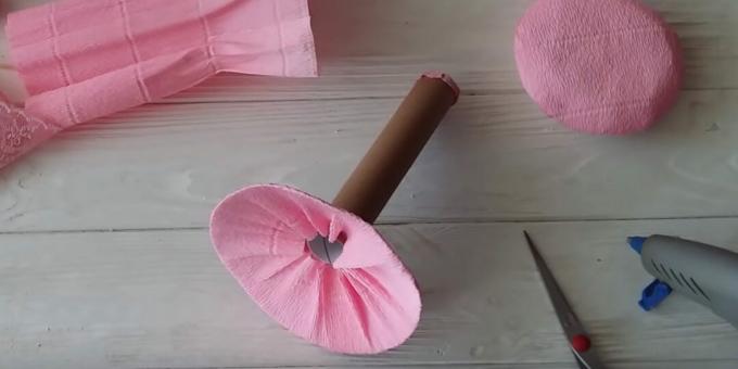 Cum se face un buchet de dulciuri: lipiți partea inferioară și superioară a spațiului gol cu ​​hârtie