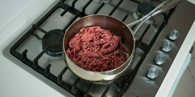 Vinete coapte cu carne: fierbeți carnea tocată la foc mic