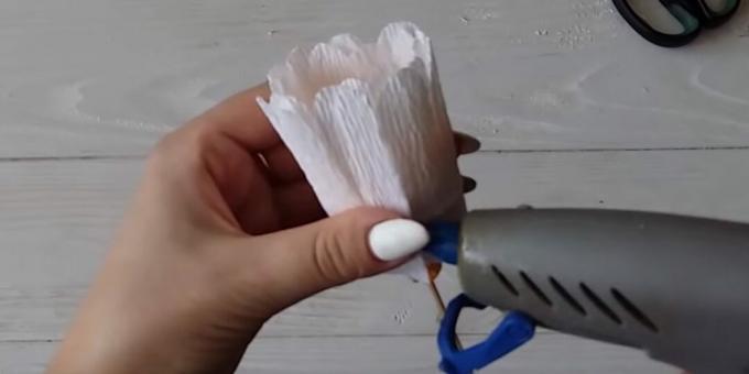 Cum să faci un buchet de bomboane cu propriile mâini: lipiți restul petalelor