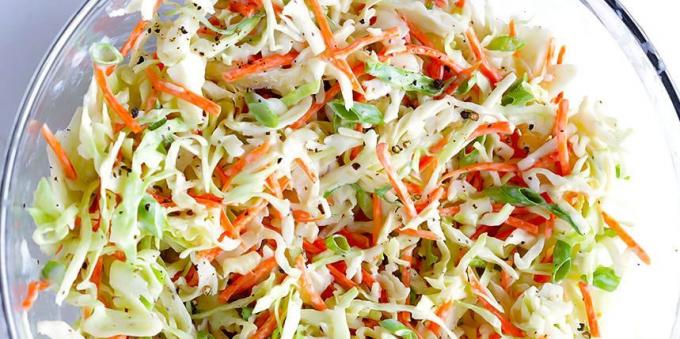 salata verde: Salata cu varză, morcovi și sos de iaurt miere