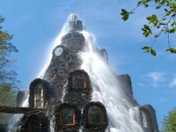 Hotelul Magic Mountain Hotel este situat în pădurile protejate din Chile