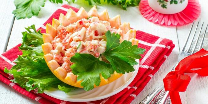 Salată cu bastoane de crab, brânză și grapefruit