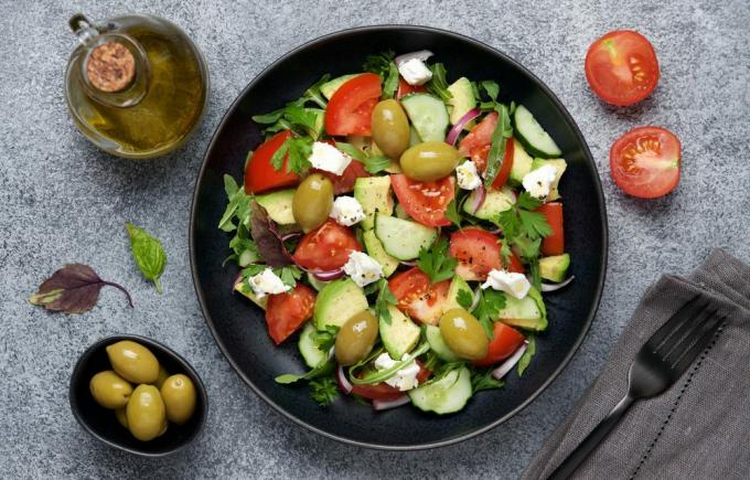 Salata greceasca cu avocado