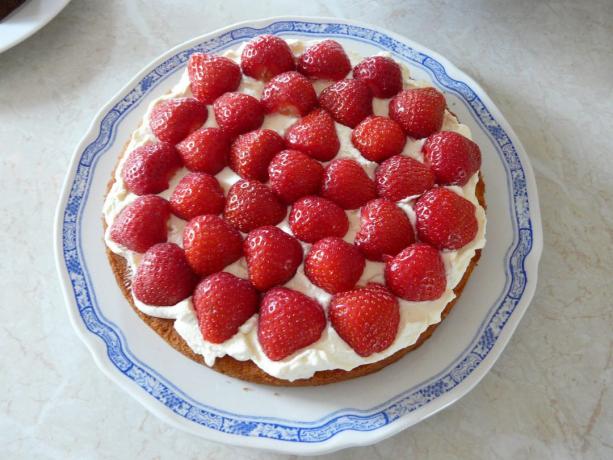 O reteta simpla pentru tort burete: Cum de a construi și decora desert