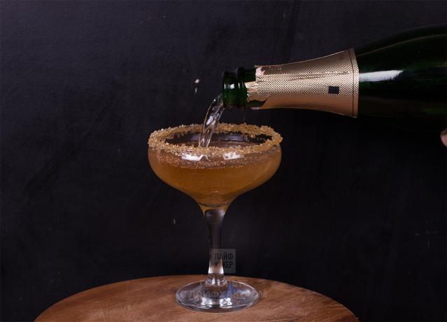 cocktail de mere cu șampanie: suc se amestecă și șampanie