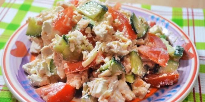 Salatele fara maioneza: Salata cu pui, brânză feta, roșii și castraveți