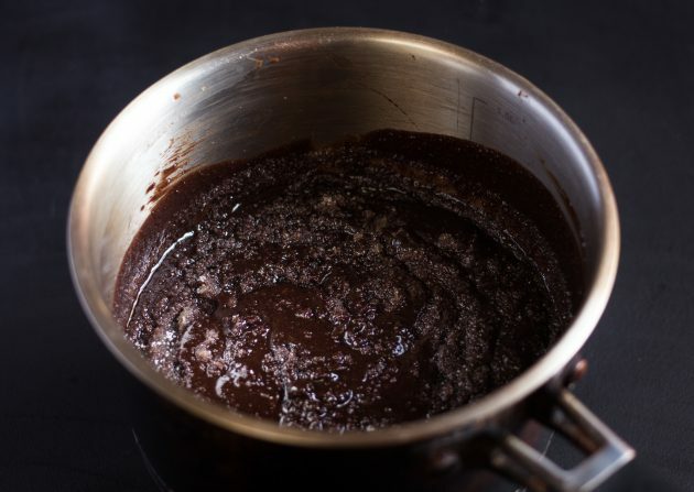 rețetă brownie de ciocolată: adăugați zahăr și cacao
