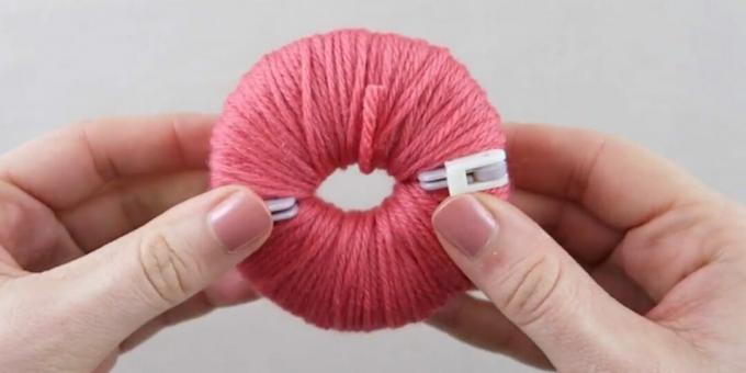 Pompon DIY: fixați jumătățile