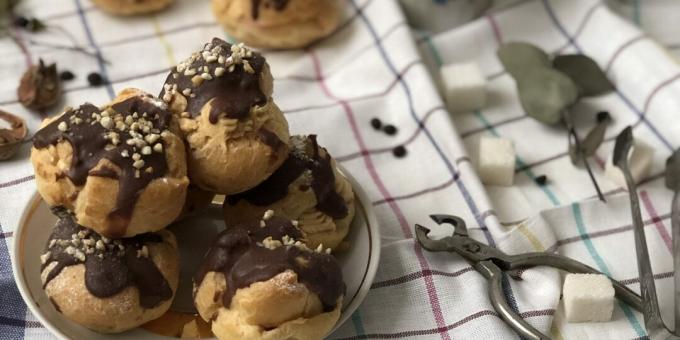 Eclere cu crema de unt si glazura de ciocolata