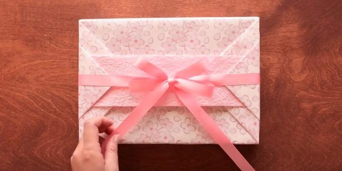 Cum de a împacheta un cadou pentru o bandă dreptunghiulară