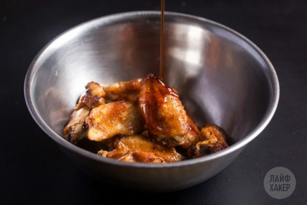 Cum gătiți aripi crocante în cuptor: turnați glazura peste carne și amestecați