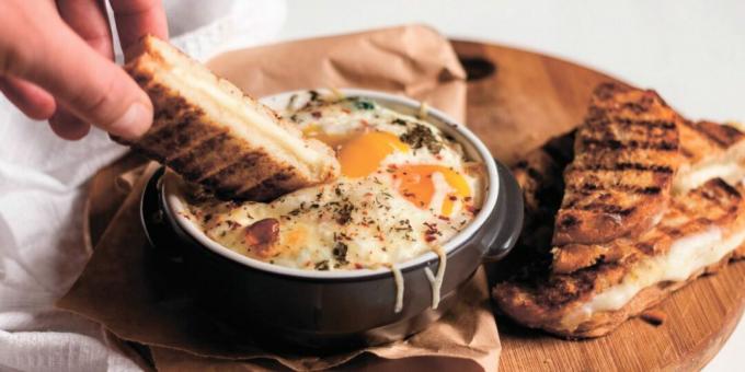 Ouă omletă cremoase cu pâine prăjită cu brânză
