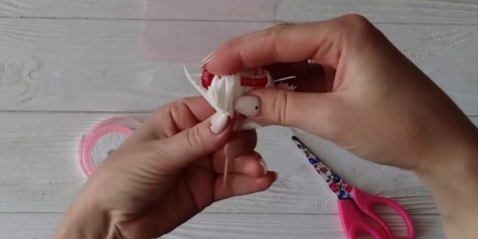 Cum se face un buchet de bomboane: lipiți o scobitoare pe bomboane