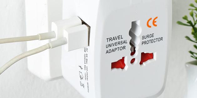 Adaptor de călătorie universal cu USB-porturi