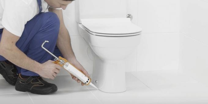 Instalarea unui WC: Se umple articulația cupa cu gresie, folosind un material de etanșare