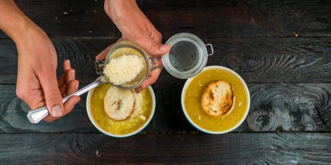 Cum să se pregătească supa de ceapa franceză: Se presara branza rasa