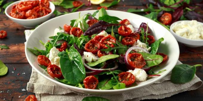 Salată cu roșii uscate și mozzarella