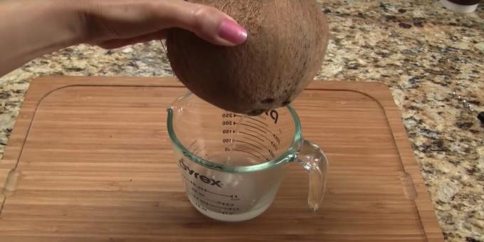 Cum să împărțiți o nucă de cocos: scurgeți apa 