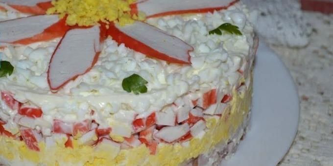 Salată cu șuncă și bastoane de crab