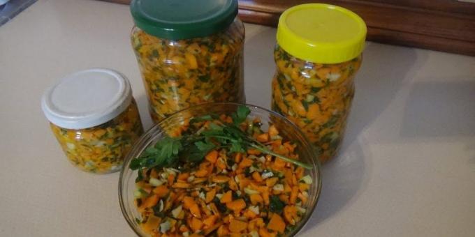 Cum să se pregătească pentru morcovi de iarnă: salata de morcovi picante cu verdeață