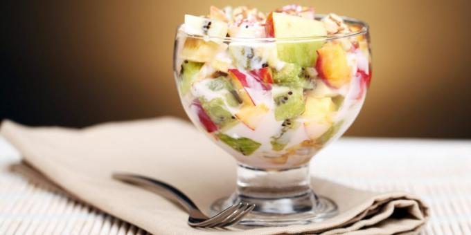 Salata de fructe cu iaurt si fursecuri