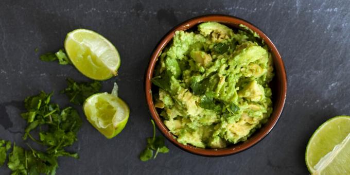 Salată ușoară de pui și avocado