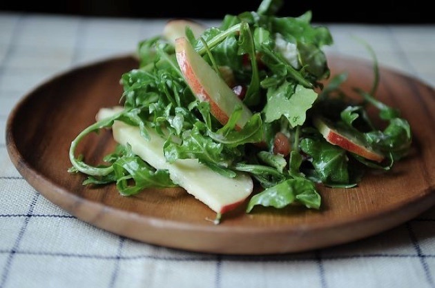 Vitamina salata cu mere, rucola și brânză de capră