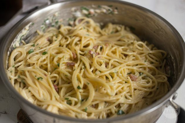 Cum să preparați paste carbonare: adăugați sos, slănină și ierburi în spaghete