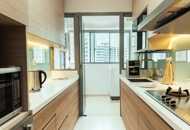 Design bucătărie mică: oglinzi lucioase și mobilier