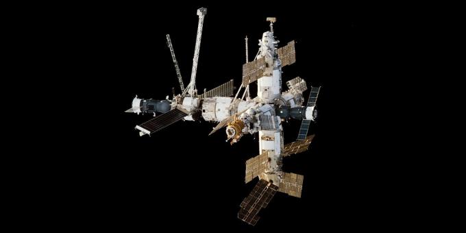 Stația orbitală "Mir" în 1998