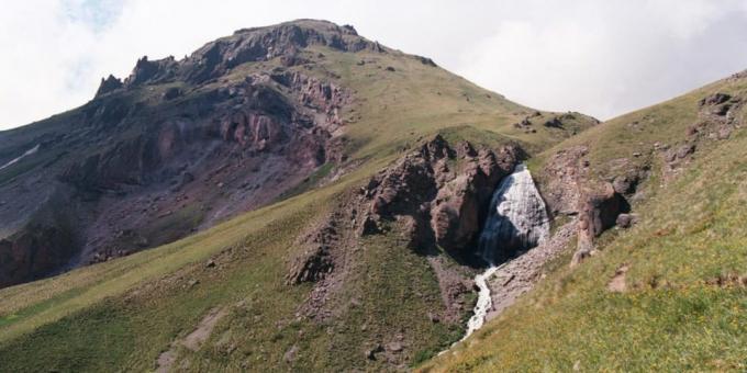 Relaxați-vă în zona Elbrus: impletituri Maiden cascadă și un observator la Terskol de vârf