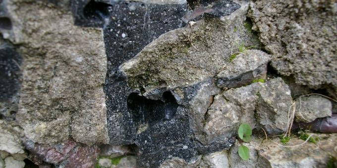 Tehnologii ale civilizației antice: fragment de perete la Saint-Suzanne, Mayenne, Franța